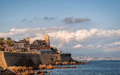 VTC Gare d&rsquo;Antibes : Réservez Votre Chauffeur Privé Facilement